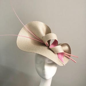 Beżowy kapelusz Jasnoróżowe detale Fascynator Royal Ascot Formalna okazja Gość weselny Matka panny młodej Pan młody Kentucky Derby Wyścigi Duży kościół