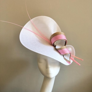 Biały kapelusz Camel Pink Fascinator Royal Ascot Races Kentucky Derby Formalna okazja Gość weselny Matka panny młodej Pan młody Kościół Duży nakrycie głowy