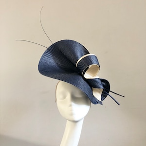 Granatowy beżowy kapelusz Ślub Formalne wydarzenie Okazja Matka panny młodej Pan młody Royal Ascot Races Kentucky Derby Gość Duży fascynator Nakrycie głowy