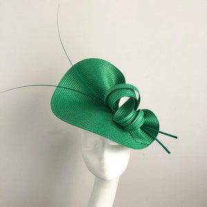 Kapelusz Kelly Green Quills Swirls Ascot Hat Fascinator Duże wyścigi Kentucky Derby Matka panny młodej Pan młody Gość weselny Formalna okazja Wydarzenie