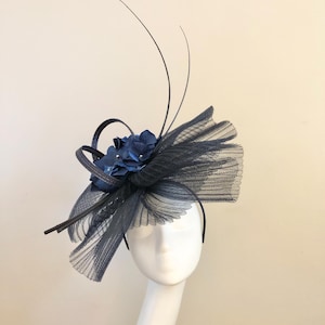 Granatowy kapelusz krynolinowy, fascynator, ozdoba na głowę, Royal Ascot, Kentucky Derby, matka panny młodej, gość weselny, formalna okazja, wyścigi, duży