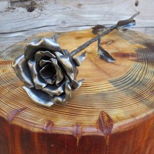 Handgemachte Blume, Metallrose, Eisenblume, kundenspezifische Blume, Eisenrose, Geburtstagsgeschenk, Muttertagsgeschenk, künstliche Blume, Hauptdekor
