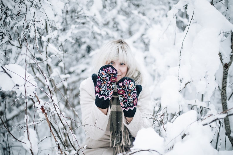 Wool mittens with handmade embroidery Double layer mittens Embroidered mittens 100% wool zdjęcie 1