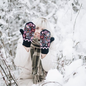 Wool mittens with handmade embroidery Double layer mittens Embroidered mittens 100% wool zdjęcie 3