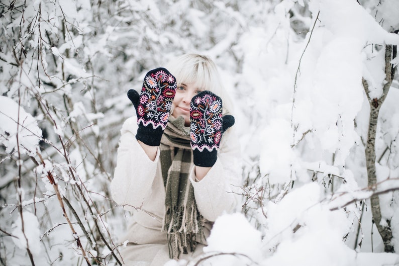 Wool mittens with handmade embroidery Double layer mittens Embroidered mittens 100% wool zdjęcie 3