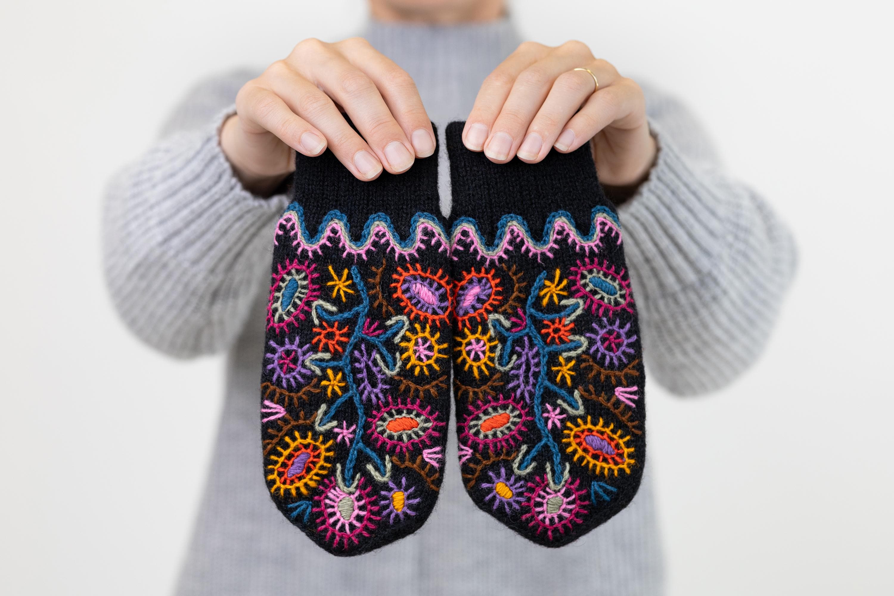 leinwande Boa Hand Knitted Mittens新品未使用 leinwande Boa Hand Knitted Mittens新品未使用 - メルカリ