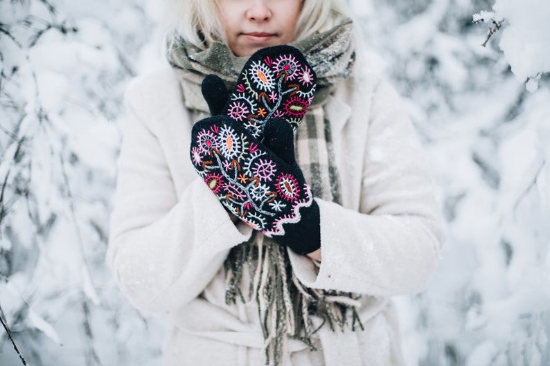 Wool mittens with handmade embroidery Double layer mittens Embroidered mittens 100% wool zdjęcie 4