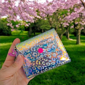 Cartera Wild Glow: Cartera fina con estampado animal holográfico, tarjetero iridiscente, cartera vegana pequeña, cartera de viaje moderna, regalo para ella