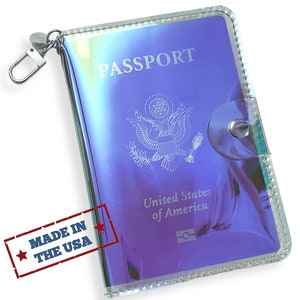 K&ouml;nnte beinhalten: Ein durchsichtiger, schimmernder Reisepass-Etui mit einem silbernen Rei&szlig;verschluss und einem silbernen Verschluss. Das Etui hat ein transparentes Fenster, um einen Reisepass zu pr&auml;sentieren. Der Text "PASSPORT" ist auf der Vorderseite des Etuis aufgedruckt. Der Text "United States of America" ist auf der Vorderseite des Etuis aufgedruckt. Der Text "MADE IN THE USA" ist auf der Seite des Etuis aufgedruckt.