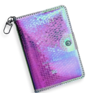 K&ouml;nnte beinhalten: Ein holografischer Reisepass-Etui mit einem Wabenmuster und einem silbernen Rei&szlig;verschluss. Das Etui hat ein transparentes Fenster, um den Reisepass anzuzeigen.
