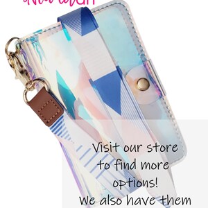 K&ouml;nnte beinhalten: Eine transparente, schimmernde Handyh&uuml;lle mit einem blau-wei&szlig; gestreiften Lanyard. Die H&uuml;lle hat ein geometrisches Muster und einen goldenen Knopf. Der Text "Besuchen Sie unseren Shop, um weitere Optionen zu finden! Wir haben auch welche mit atemberaubenden Lanyards!" ist im Bild zu sehen.