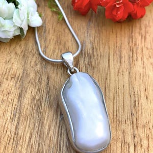 Freshwater pearl pendant