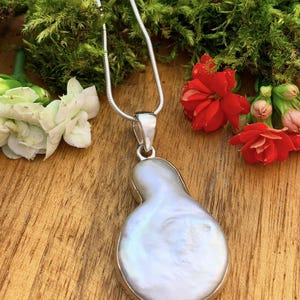 Freshwater pearl pendant