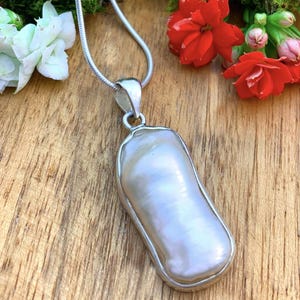 Freshwater pearl pendant
