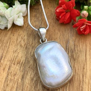 Freshwater pearl pendant