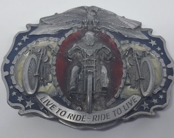 Fivela de cinto grande e pesada vintage de 1987 "Live to Ride - Ride to Live" na cor bergamota para motociclistas dos EUA.
