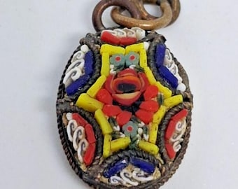 Pingente de relógio vintage italiano em micromosaico com borda de corda.
