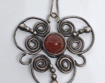 Joias com pingente cabochão em filigrana prateada no estilo vintage Arts & Crafts.