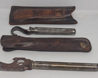 Exemplos antigos de abridores de garrafa, utensílios de bar e estojos de couro.
