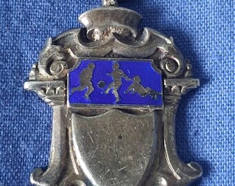 Pingente/medalha esportiva antiga vintage em tom prateado e esmalte azul
