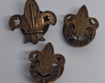 Lote com 3 distintivos de lapela vintage de escoteiros em latão.