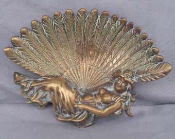 Prato vintage em latão maciço dourado estilo Art Nouveau com figura feminina segurando leque de penas.