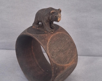 Porta-guardanapos vintage em estilo Floresta Negra, esculpido em forma de urso.
