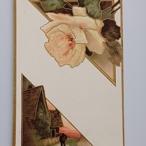 Puede incluir: Postal antigua con una rosa rosa pálido y hojas verdes, enmarcada por un borde dorado. La parte inferior muestra una casa y una persona caminando por un camino, dentro de un triángulo dorado. El fondo es blanquecino.
