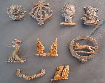 Lote de distintivos antigos do século XIX da era vitoriana com brasões de guildas e animais heráldicos.
