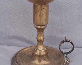 Castiçal vintage em latão estilo câmara com bandeja coletora de gotas e argola para pendurar