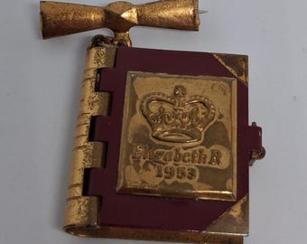 Broche vintage de 1953 da coroação da Rainha Elizabeth II, em latão e vermelho, com fotolivro. Colecionáveis ​​da realeza, joias de fantasia da família real.