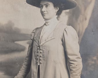 Vintage 1909 carte postale RPPC femme édouardienne mode manteau long chapeau Portrait message de Noël Stoke Newington