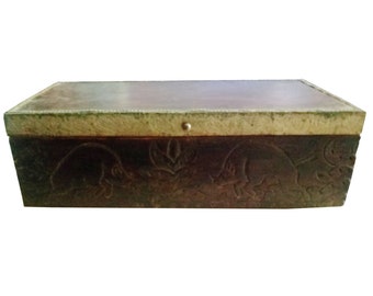 Joyero vintage de madera tallada a mano: arte indio con detalles de latón