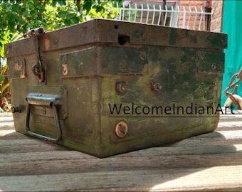 Baú de armazenamento antigo de madeira: decoração vintage para mesa de centro.