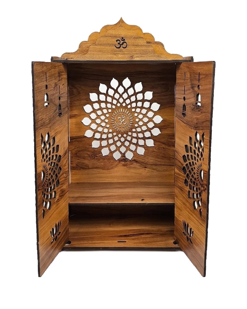 K&ouml;nnte beinhalten: Ein brauner h&ouml;lzerner Heimtempel mit einem gew&ouml;lbten Dach und Om-Symbol, zwei offenen T&uuml;ren mit lasergeschnittenen Lotusmustern und einer R&uuml;ckwand, die ein gro&szlig;es, komplexes Mandala-Design mit einem kleinen Om-Symbol in der Mitte zeigt.