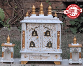 Handgemaakte houten poojamandir met gouden belletjes: duurzame thuistempel