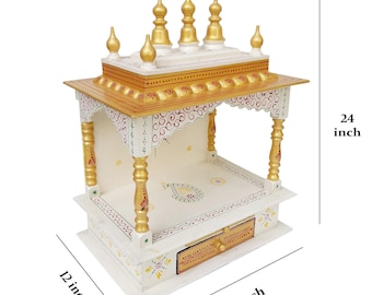 Op de afbeelding: Een wit en goudkleurige houten tempel met een lade, voorzien van geschilderde rode en groene bloemmotieven, drie koepelvormige ornamenten aan de bovenkant en vier zuilen. De structuur meet 24 inch hoog, 18 inch breed en 12 inch diep.