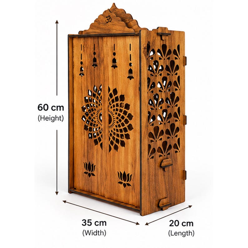 K&ouml;nnte beinhalten: Ein h&ouml;lzerner Heimtempel mit lasergeschnittenen Blumen- und Glockenmustern, einem Om-Symbol an der Spitze und Seitenteilen mit Blattausschnitten. Die Ma&szlig;e sind mit 60 cm H&ouml;he, 35 cm Breite und 20 cm L&auml;nge angegeben.