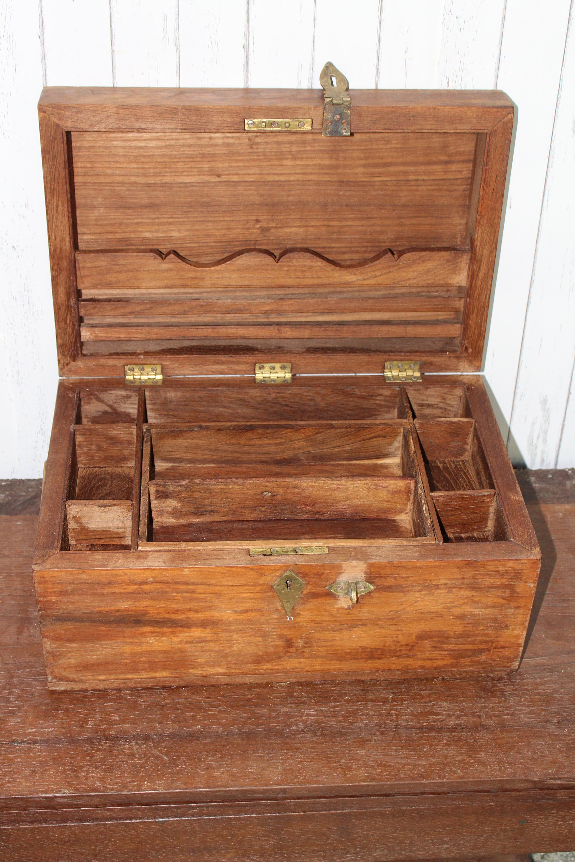 ヴィンテージ木製ツールボックス：アンティーク調のレプリカ収納箱