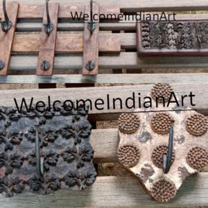 Könnte beinhalten: Eine Sammlung von Wandhaken aus Holz mit verschiedenen Designs. Ein Stück hat drei vertikale Leisten mit Metallhaken. Ein weiteres ist ein rechteckiger Block mit aufwendigen Schnitzereien. Zwei weitere sind quadratische und sechseckige Blöcke mit Haken.