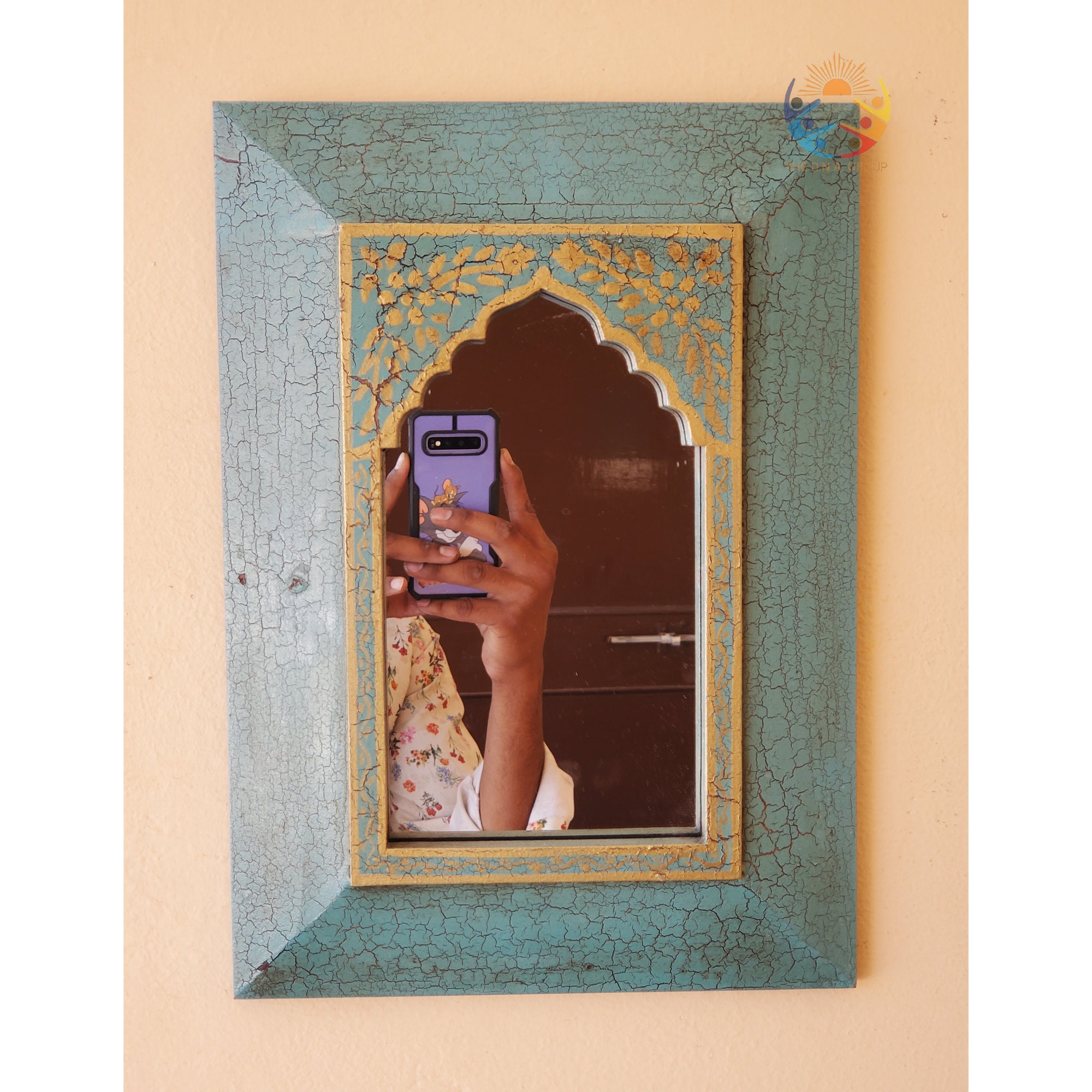 装飾的な木製フォトフレーム　ヴィンテージ　彫刻　絵付き 彫刻入り木製フォトフレーム：素朴なアンティーク調フォトディスプレイ