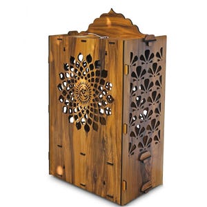 K&ouml;nnte beinhalten: Eine h&ouml;lzerne Tempelstruktur mit dunkelbrauner Holzmaserung. Die Vorderseite zeigt ein lasergeschnittenes Mandalamuster mit einem Om-Symbol in der Mitte. Die Seitenwand hat ein wiederkehrendes florales Ausschnittdesign und der obere Teil ist bogenf&ouml;rmig.