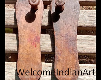 Zapatilla india antigua de madera Khadau: decoración vintage con campana de latón