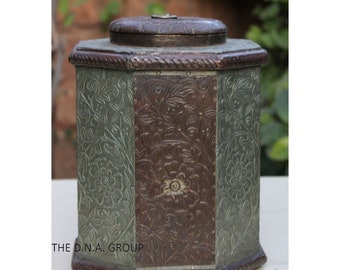 Caja antigua de madera y latón: recuerdo floral