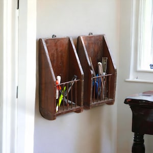 Organizador de pared de madera antiguo: utensilio de cocina vintage y portacorreo