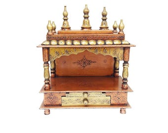 Op de afbeelding: Een houten huistempel met een warme bruine afwerking en goudkleurige accenten. De structuur bevat een centraal platform, een gewelfd dak met decoratief houtsnijwerk, vijf kleine spitsen aan de bovenkant en een lade met bloemmotieven.