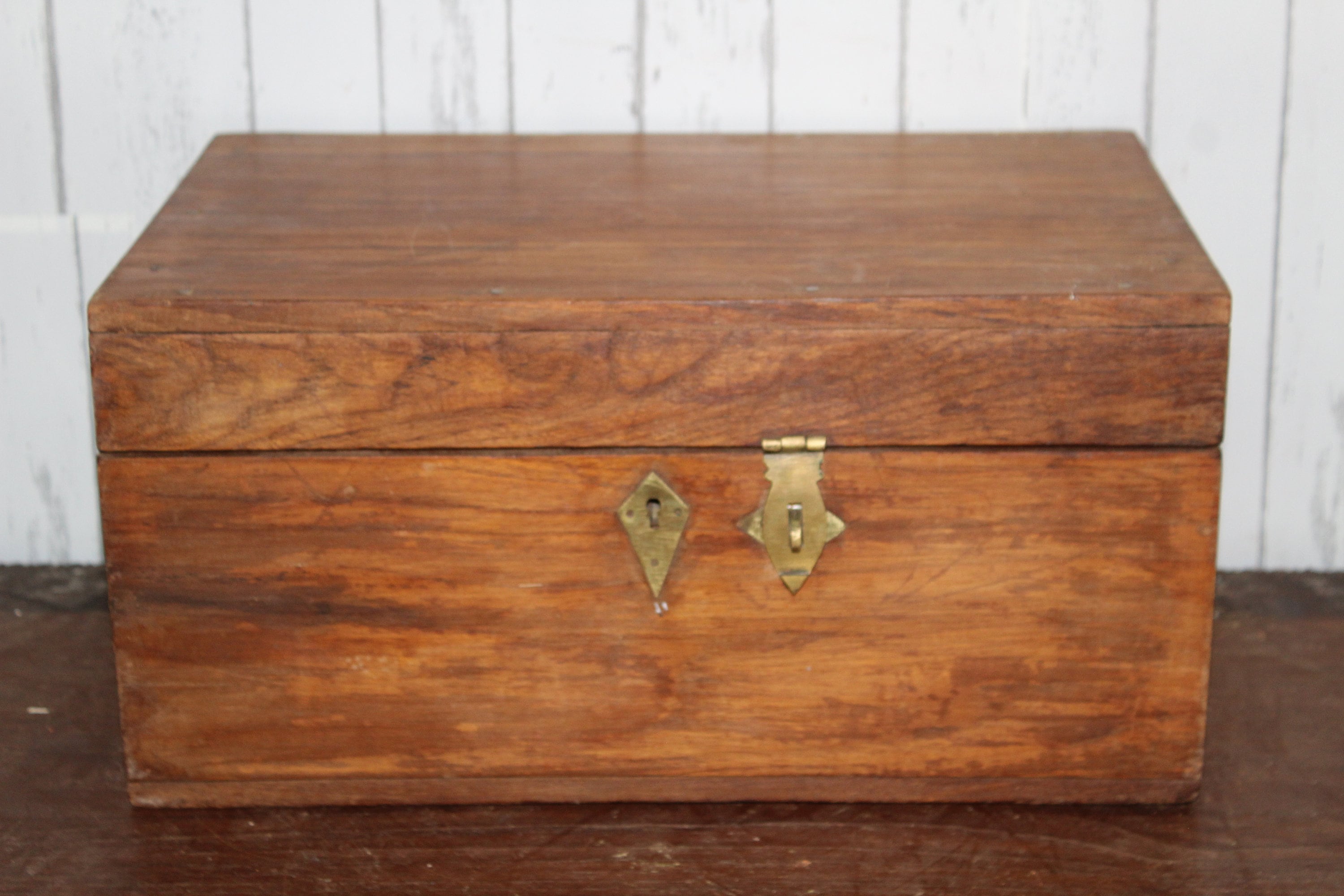 ヴィンテージ木製ツールボックス：アンティーク調のレプリカ収納箱