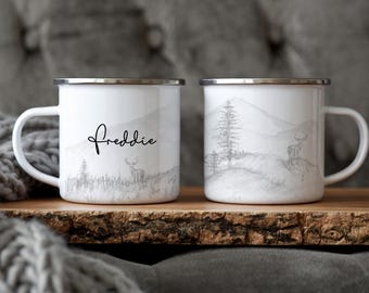 Taza personalizada de Deer Camp: escena de la naturaleza dibujada a mano. Disponible en varios tamaños y colores.
