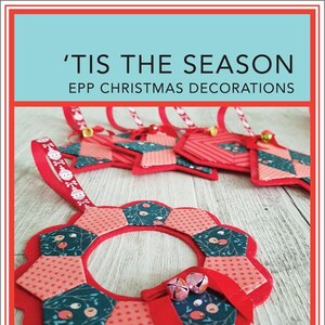 Könnte beinhalten: Ein Set aus roten und grünen Weihnachtsornamenten, die mit englischem Papier-Patchwork hergestellt wurden. Die Ornamente haben die Form von Sternen und einem Kranz. Der Text 'Tis the Season, EPP Christmas Decorations, Lilabelle Lane Creations, English Paper Pieced, und By Sharon Burgess ist auf dem Bild zu sehen.