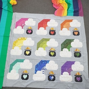 Exklusivt Lucky Quilt Kit - Överkaststorlek - Penna- och pappersmönster - Regnbågar, krukor med guld, kul på St. Patricks Day!
